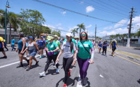 FirstBank employees take part in the “Da Vida Caminando con Raymond” walk.