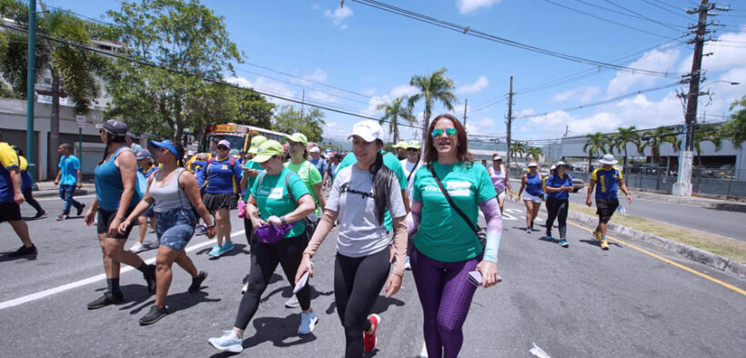 FirstBank employees take part in the “Da Vida Caminando con Raymond” walk.