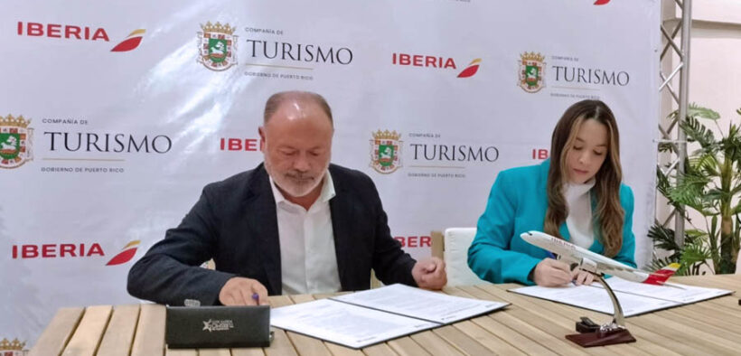 Willianette Robles, head of the Puerto Rico Tourism Office, and Víctor Moneo of Iberia sign the new agreement.