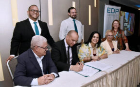 Seated from left: José Rodríguez, medical director of Hospital General de Castañer; Giovanni Ortiz, the hospital’s CEO; and EDP University President Gladys Nieves.