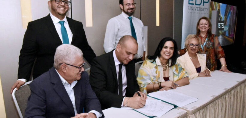 Seated from left: José Rodríguez, medical director of Hospital General de Castañer; Giovanni Ortiz, the hospital’s CEO; and EDP University President Gladys Nieves.