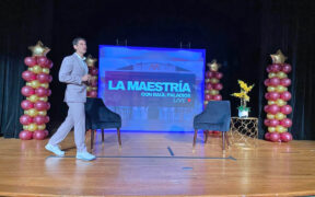 Raúl Palacios delivers a talk during a previous edition of La Maestría College Tour.