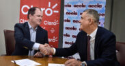 From left: Enrique Ortiz de Montellano, CEO of Claro Puerto Rico, and Eric Collazo-Solá, executive director of the Asociación de Empleados del Estado Libre Asociado, sign the new service agreement.