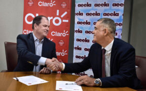 From left: Enrique Ortiz de Montellano, CEO of Claro Puerto Rico, and Eric Collazo-Solá, executive director of the Asociación de Empleados del Estado Libre Asociado, sign the new service agreement.