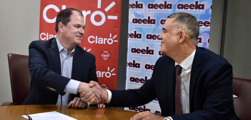 From left: Enrique Ortiz de Montellano, CEO of Claro Puerto Rico, and Eric Collazo-Solá, executive director of the Asociación de Empleados del Estado Libre Asociado, sign the new service agreement.