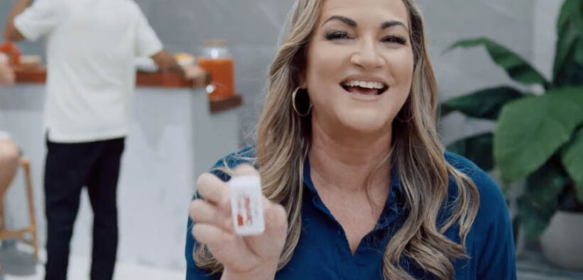 The new ClaroFull campaign features Alexandra Fuentes, Deborah Martorell (pictured) and Otto Oppenheimer in a domino match where the consumer is the “fourth player.”