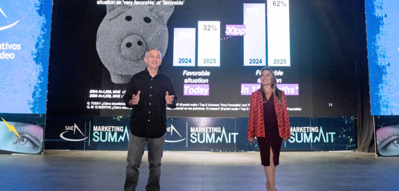 Esteban Colón and Beatriz Castro present the findings of the 2025 Consumer Foresight Study during the SME Marketing Summit in San Juan.