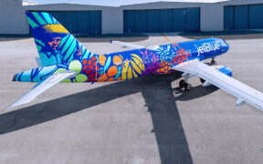 JetBlue unveiled its special “Isla del Bluencanto” aircraft, designed by Puerto Rican artist Juan Gutiérrez-Rovira, at Luis Muñoz Marín International Airport.