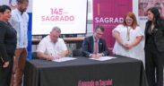 Seated from left, United Retailers Association President Ramón Barquín and Sacred Heart University President Gilberto J. Marxuach-Torrós sign the collaborative agreement between both institutions.