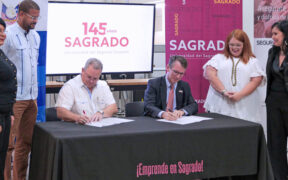 Seated from left, United Retailers Association President Ramón Barquín and Sacred Heart University President Gilberto J. Marxuach-Torrós sign the collaborative agreement between both institutions.