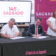 Seated from left, United Retailers Association President Ramón Barquín and Sacred Heart University President Gilberto J. Marxuach-Torrós sign the collaborative agreement between both institutions.