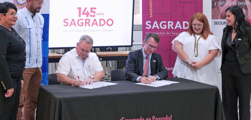 Seated from left, United Retailers Association President Ramón Barquín and Sacred Heart University President Gilberto J. Marxuach-Torrós sign the collaborative agreement between both institutions.