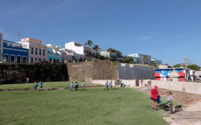 Toyota employees and community volunteers joined National Public Lands Day activities in Old San Juan, clearing and cleaning public areas.