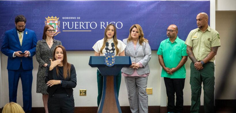 Puerto Rico Tourism Co. Executive Director Willianette Robles speaks at La Fortaleza as Gov. Jenniffer González stands to her right, alongside Río Grande Mayor Ángel González and El Yunque Forest Supervisor Kenaan Adams, during the announcement of efforts to reopen key attractions amid the federal shutdown.