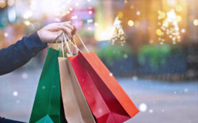 With rising costs pressuring household budgets, Puerto Ricans are stretching every holiday dollar as the 2025 shopping season gets underway. (Credit: Pop Nukoonrat | Dreamstime.com)