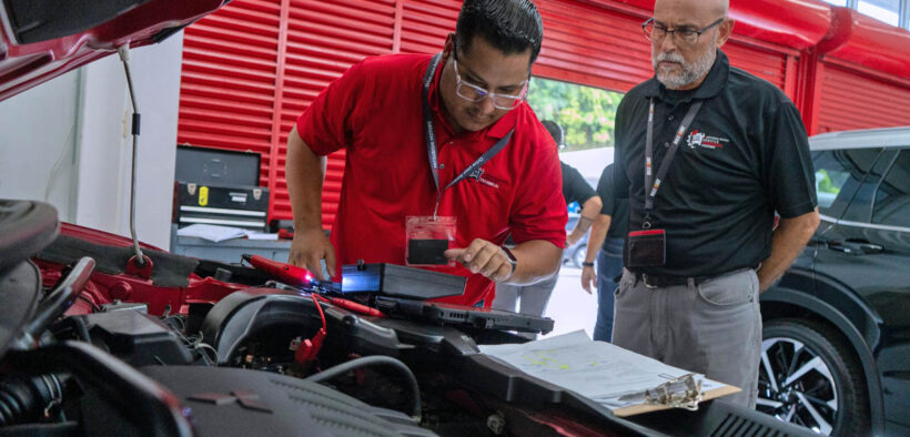 Jossiam Román-Fernández of Toñito Auto Mitsubishi in Guaynabo, a mechanics professor and winner of the 2025 Mitsubishi Motors Service Technical Contest in in Puerto Rico, will represent the island at the Mitsubishi Motors global competition in Tokyo on Dec. 18.