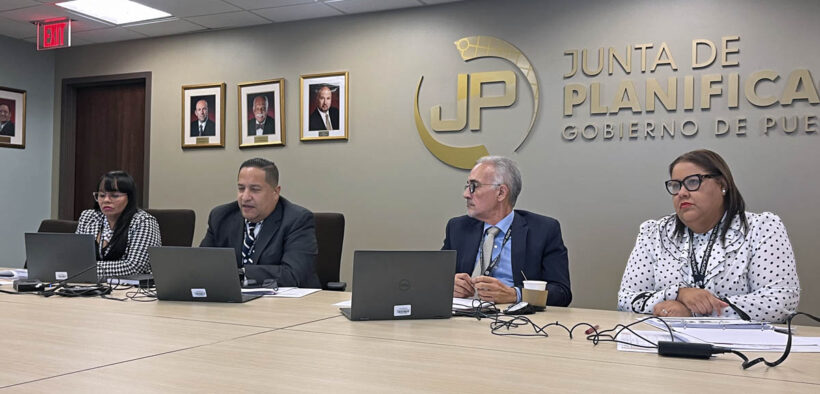 From left: Miriam García-Velázquez, director of the Planning Board’s Social Analysis, Models and Projections subprogram; Alejandro Díaz-Marrero, director of the Economic and Social Planning Program; Planning Board President Héctor Morales-Martínez; and Maggie Pérez-Guzmán of the agency’s Economic Analysis subprogram, during the presentation of the new economic projections in San Juan.