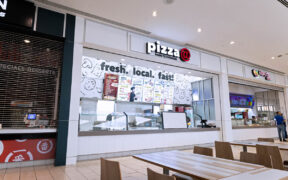 The new Pizza@ location, a fast-casual build-your-own pizza restaurant, opened this month in the Plaza Río Hondo food court in Bayamón.