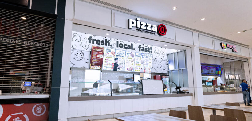 The new Pizza@ location, a fast-casual build-your-own pizza restaurant, opened this month in the Plaza Río Hondo food court in Bayamón.