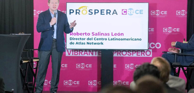 Economist Roberto Salinas speaks during a forum hosted by the Center for Economic Renewal, Growth and Excellence (Centro CRECE) in Puerto Rico.