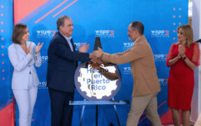 From left: Reporter Mónika Candelaria; Jorge Hidalgo, CEO of WAPA Media; Mateo Cidre, president of the Hecho en Puerto Rico Association; and reporter Aixa Vázquez during the renewal of the WAPA–Hecho en Puerto Rico collaboration agreement at WAPA in San Juan.