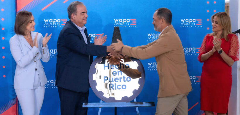 From left: Reporter Mónika Candelaria; Jorge Hidalgo, CEO of WAPA Media; Mateo Cidre, president of the Hecho en Puerto Rico Association; and reporter Aixa Vázquez during the renewal of the WAPA–Hecho en Puerto Rico collaboration agreement at WAPA in San Juan.