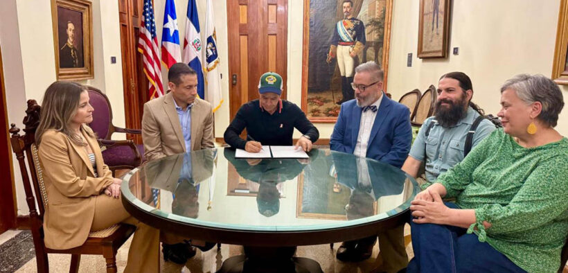 From left: Vanessa Jiménez, director of the Municipality of San Juan’s legal division; Germán Rauli-Ufret; San Juan Mayor Miguel Romero; Reynaldo R. Alegría, chair of the board of trustees of the Center for Advanced Studies on Puerto Rico and the Caribbean; Ricardo Magriñá, interim rector; and Sonya Canetti, board member, take part in the signing of the property transfer in San Juan.