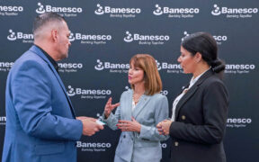 From left: Jesús E. Delgado of Team 1144, Maritza Abadía, president of Banesco USA in Puerto Rico, and Alba N. De León of Team 1144.