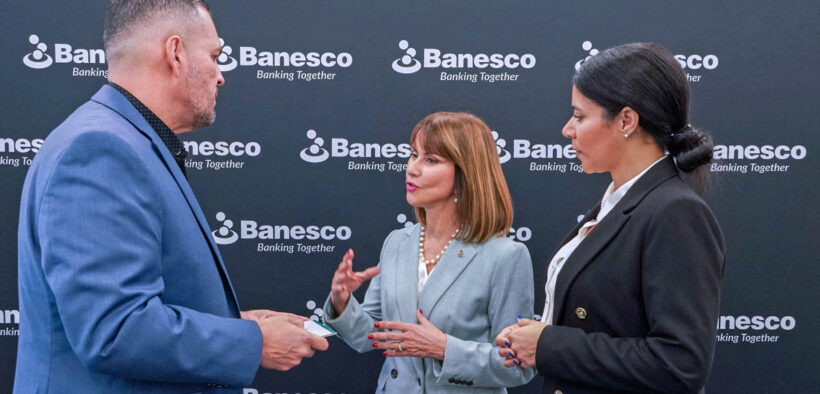 From left: Jesús E. Delgado of Team 1144, Maritza Abadía, president of Banesco USA in Puerto Rico, and Alba N. De León of Team 1144.