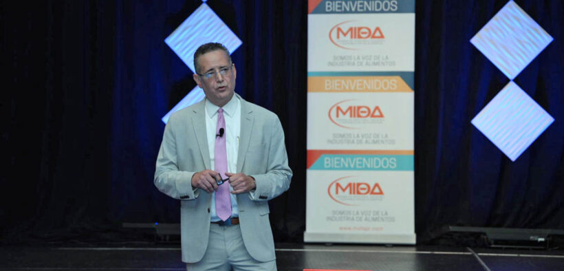 CPA Eduardo González-Green discussed supermarket performance and inventory risks during MIDA’s 2026 economic outlook presentation.